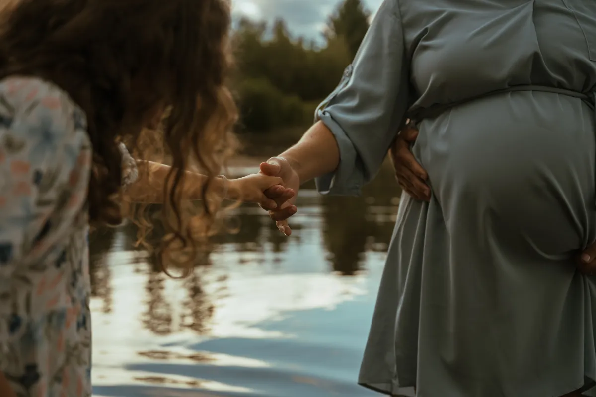 Séance photo couple en extérieur avec reflets dans l'eau, photographe professionnel Laurentides