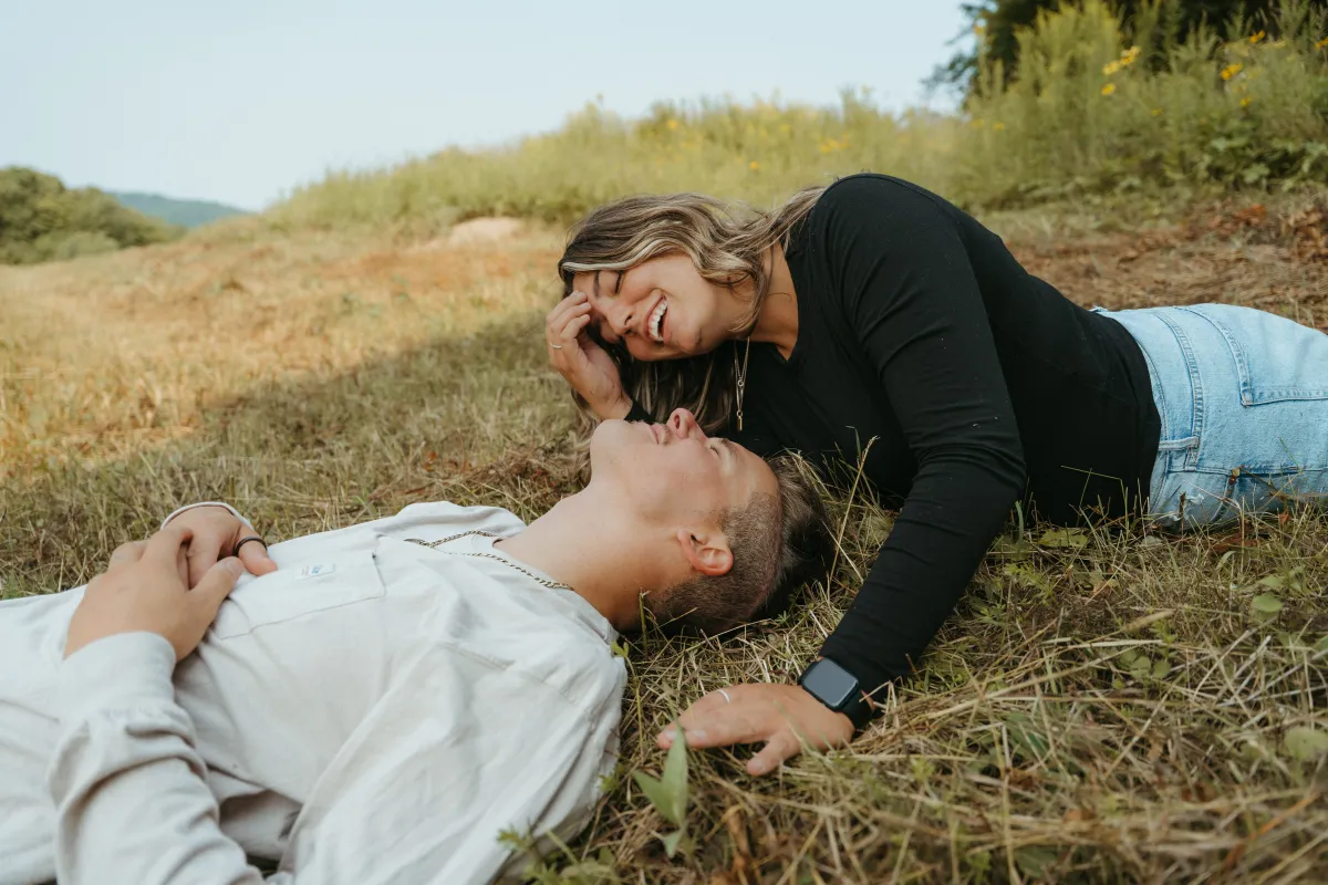 Photographie famille en extérieur capturant des moments naturels, photographe Laurentides