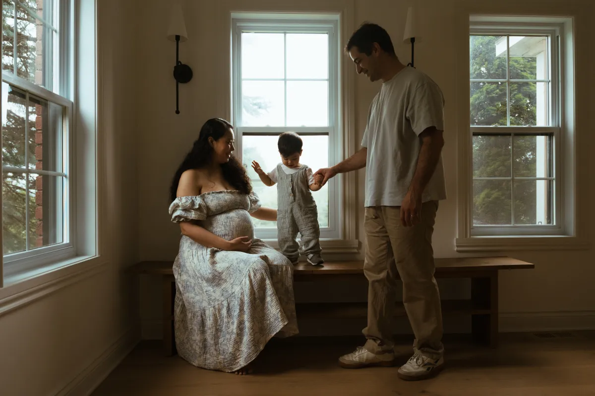 Séance photo maternité lifestyle en intérieur avec lumière naturelle dans les Laurentides